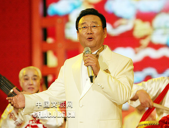 盛开的地方》是 a target="_blank" href="/item/董振厚/11024800"