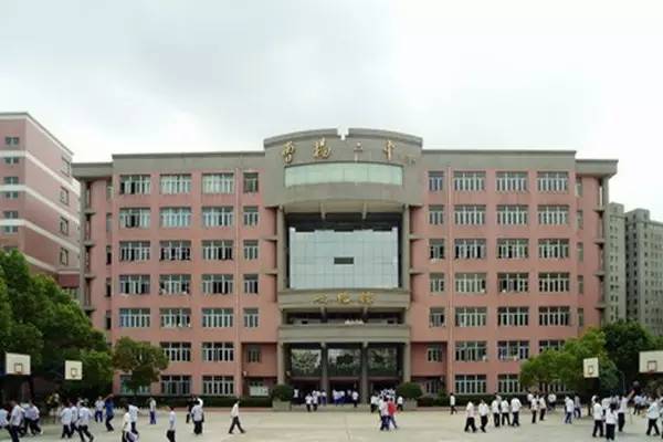  p>上海市曹杨第二中学,简称曹杨二中,创建于1954年,1979年被定为上海