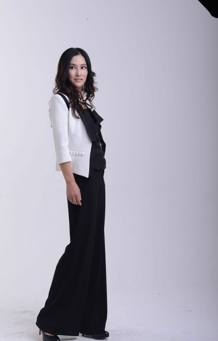  p data-id="gnwq1ozpvj">童荣庆( i>艺名童彤 /i>),出生于上海.