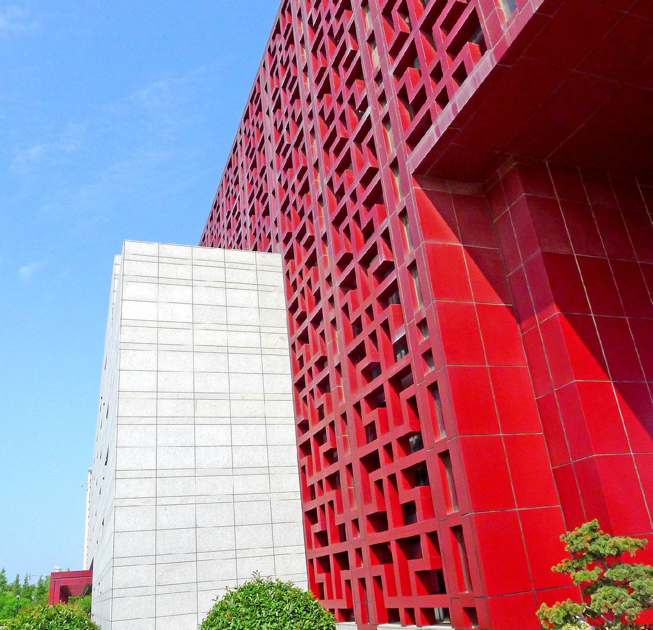 米灰色的花岗岩外墙,呈现出沉稳的风格