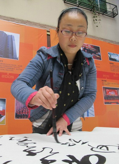  p data-id="gnarnvg3c5">黄凤,女,中共党员,一九八一年出生,安徽芜湖