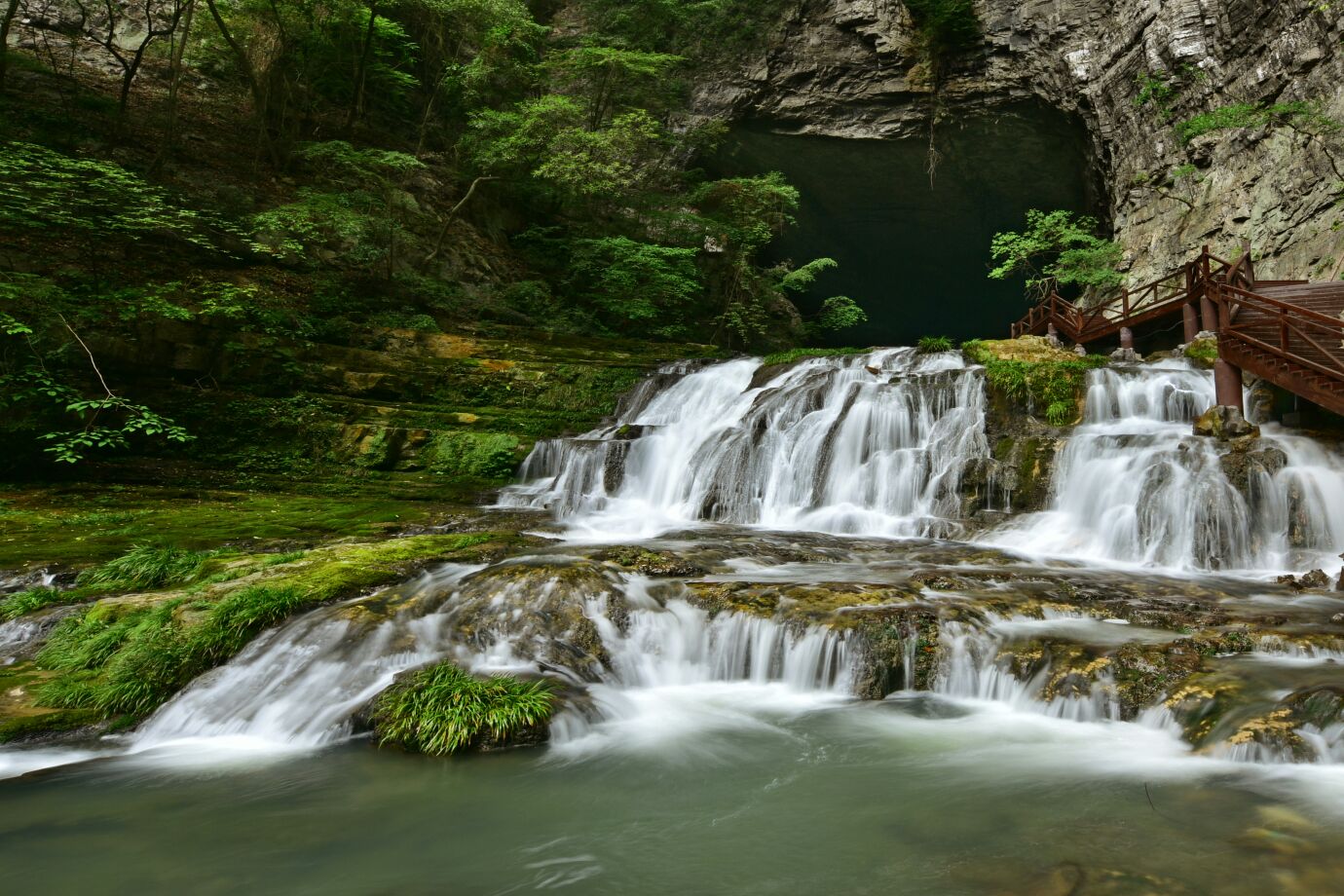  p>九路寨生态旅游区位于 a href="#" data-lemmaid="1400123">保康县