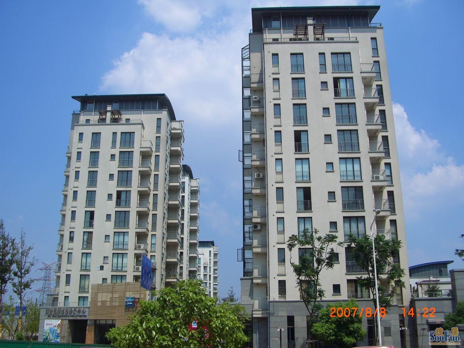 路交界处,东面与南面毗邻浏阳河风光带,圭塘河风光带的一个住宅小区