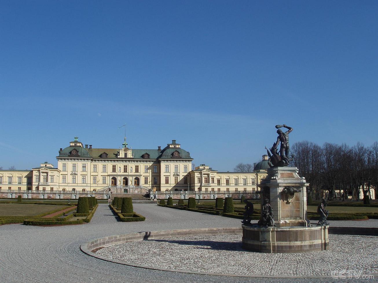  p>瑞典皇宫(kungliga slottet)建于公元17世纪,为一座方形小城堡,在