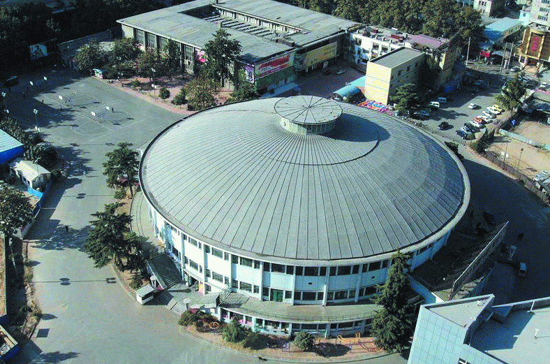  p>河南省体育馆建立于1955年,两层楼高的围墙,中间是足球场地,环形