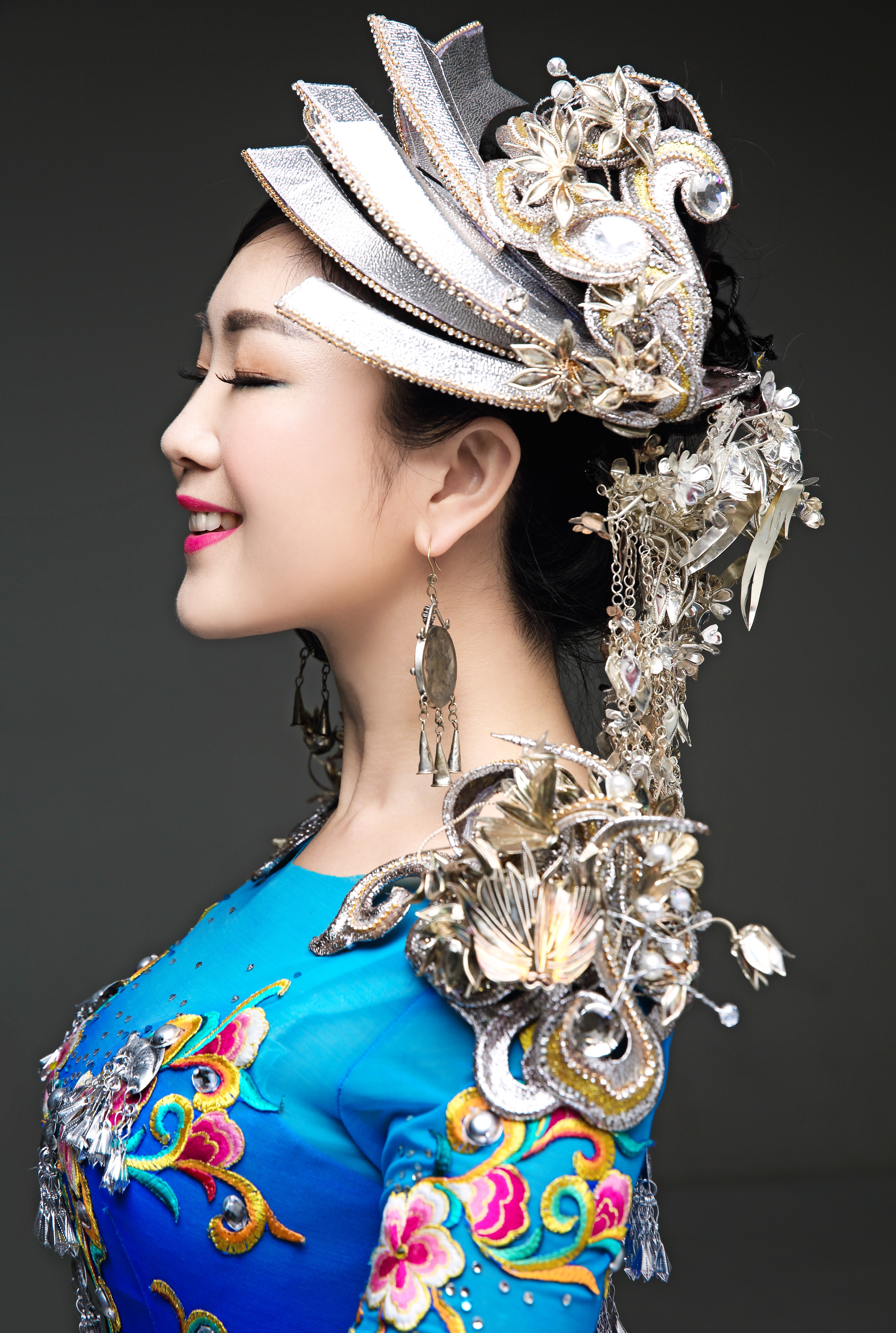 data-lemmaid="37015">贵州 /a>黄平人,苗族女歌手,第八届中国西部