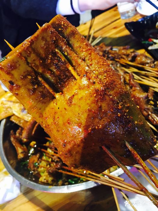  p data-id="gnyx7vm5nn">烧烤豆干是一道美食,主料有豆干,烧烤料