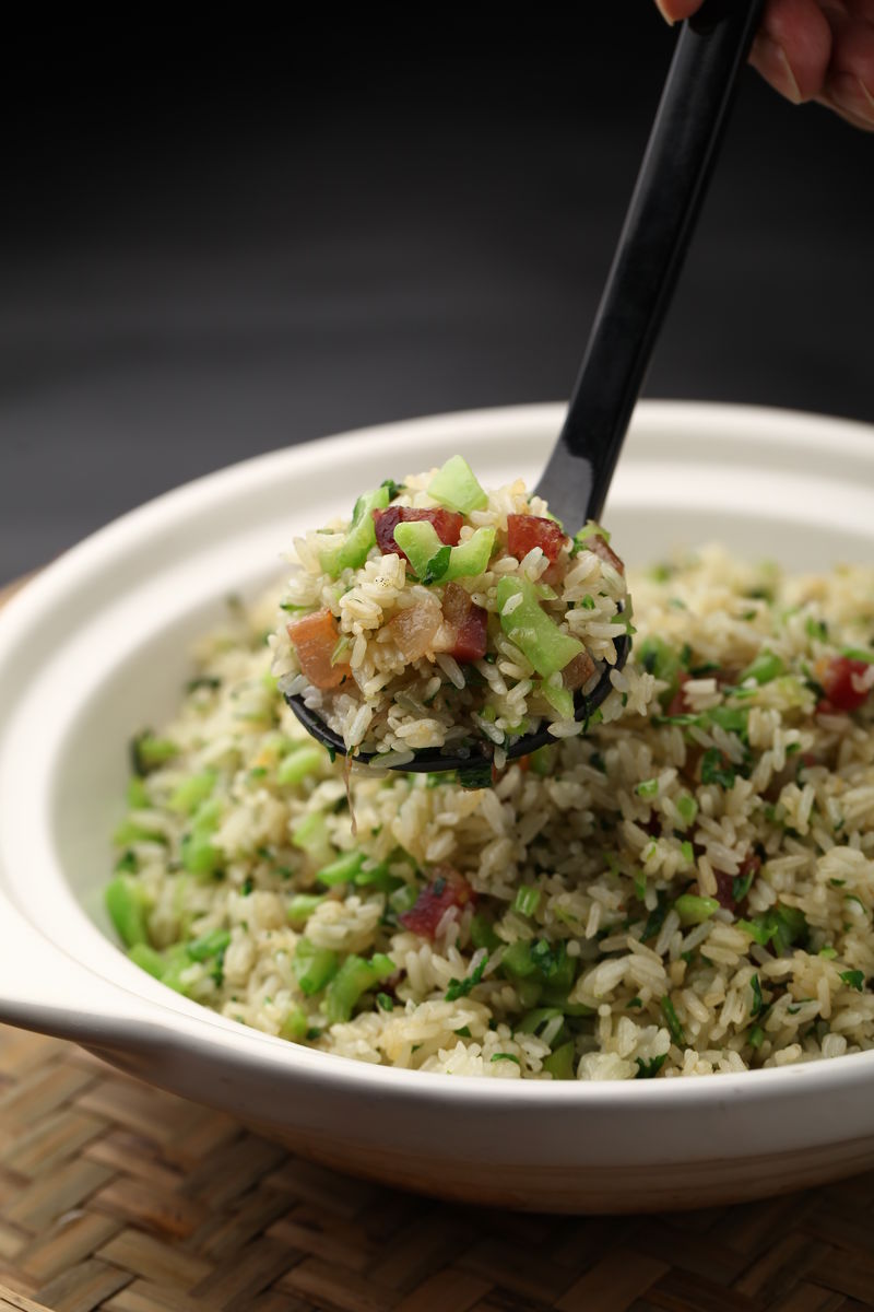  p data-id="t2iffxrp4bur">《菜心腊肠炒饭》是以广式腊肠,肉末为
