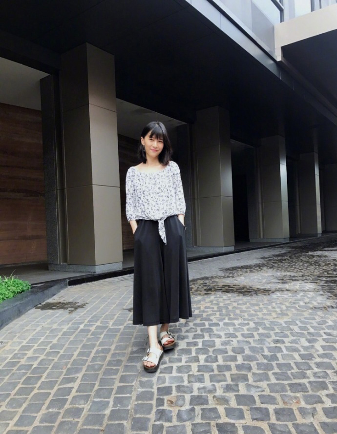  p>papi酱,本名姜逸磊,1987年2月17日出生于上海市,中国内地女演员,短