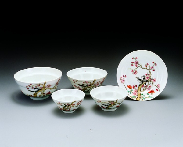 居仁堂粉彩梅鹊纹碗