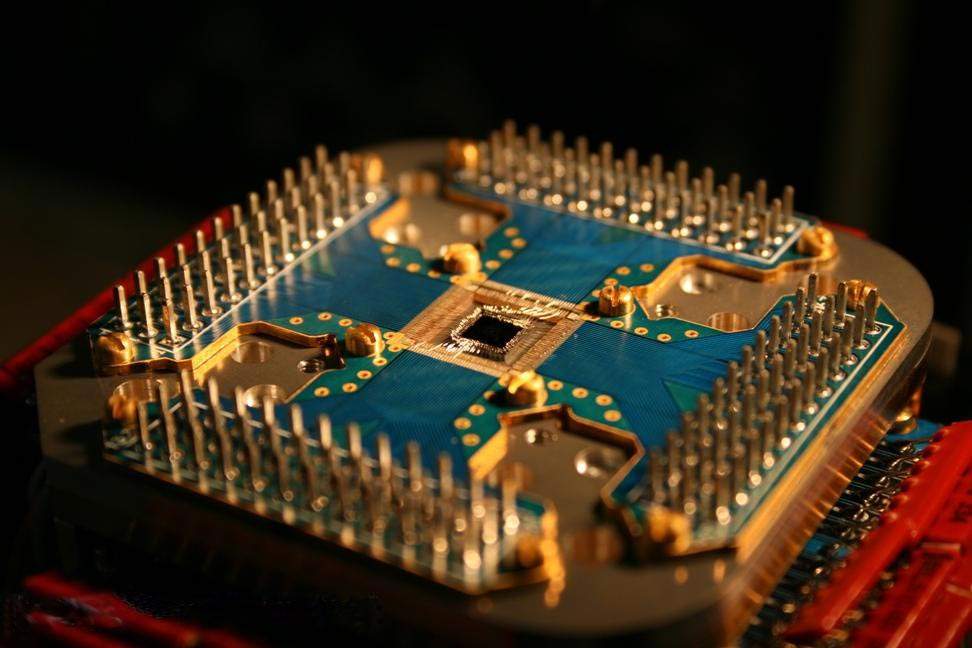  p>量子计算机(quantum computer)是一类遵循 a target="_blank" href