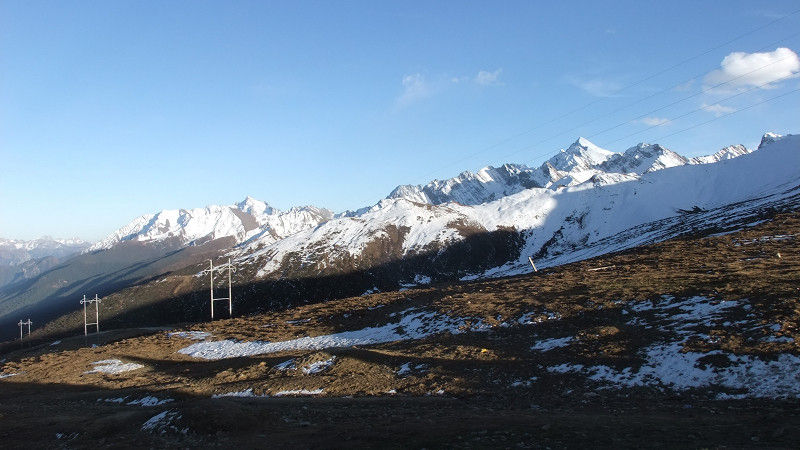 50°,雪宝顶位于松潘县境内,是岷山山脉主峰,最高海拔5588米,岷山主峰