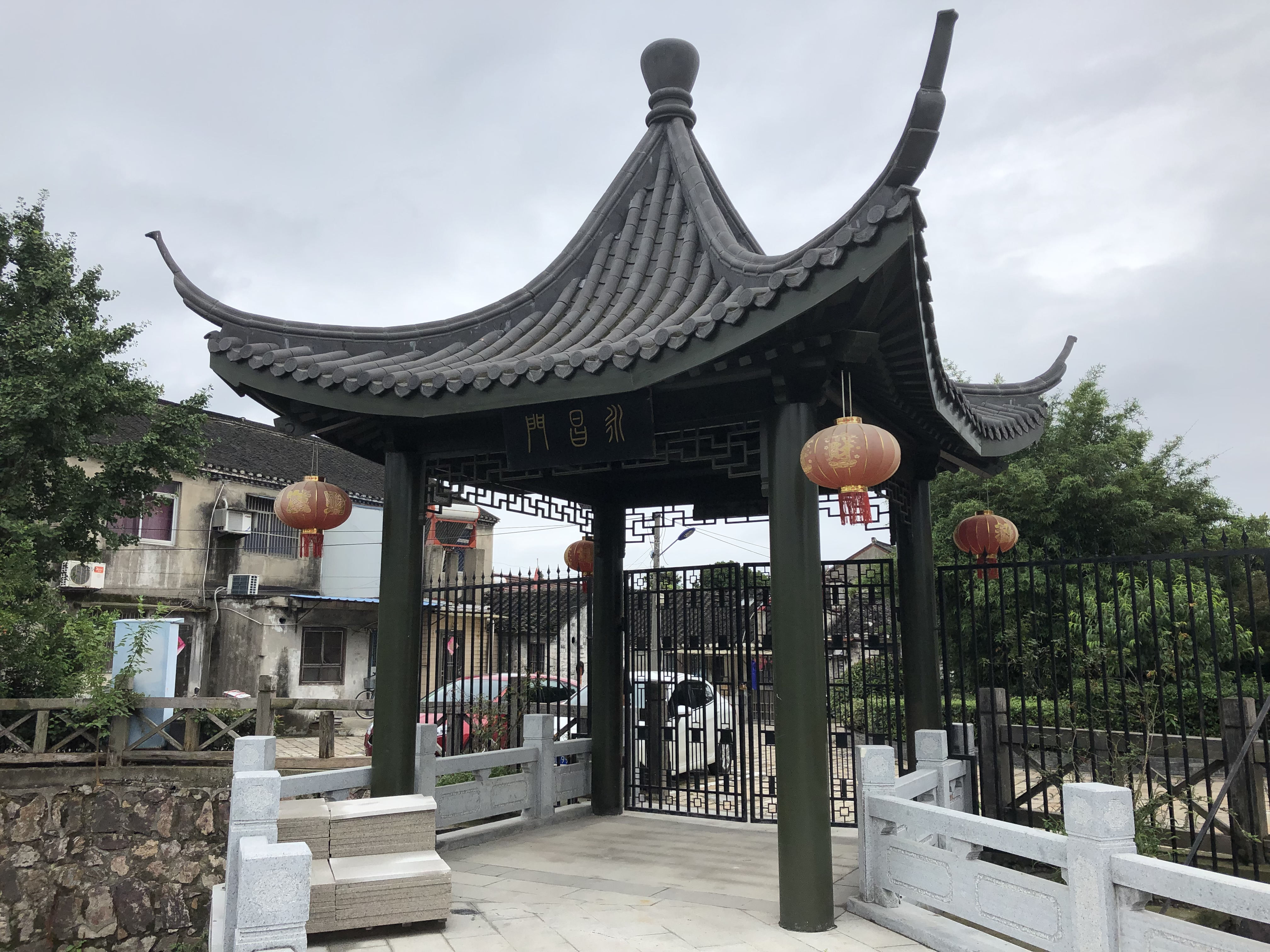  p>黄桥人民公园始建于1952年,位于泰兴市黄桥镇东进中路与致富路交叉