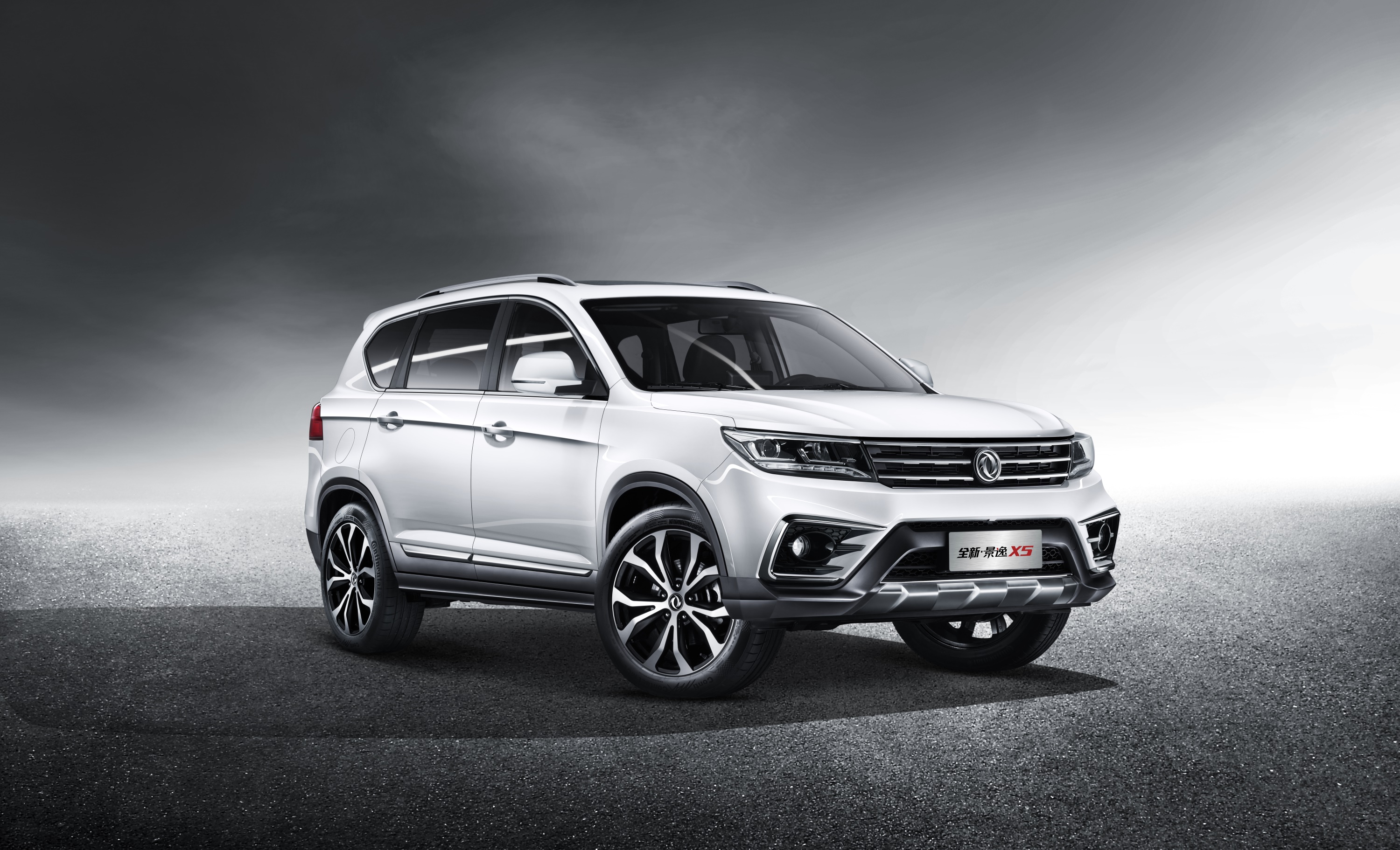 景逸x5定位为"舒适派高质感suv", 于2016年12月17日正式上市,是东风