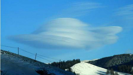  p>荚状云,又称飞碟云,是指一种状如飞碟云形,以透镜形状出现在高空