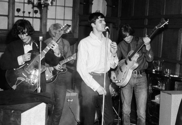  p>平克·弗洛伊德 i>(pink floyd) /i>,英国摇滚乐队,由贝斯手 a