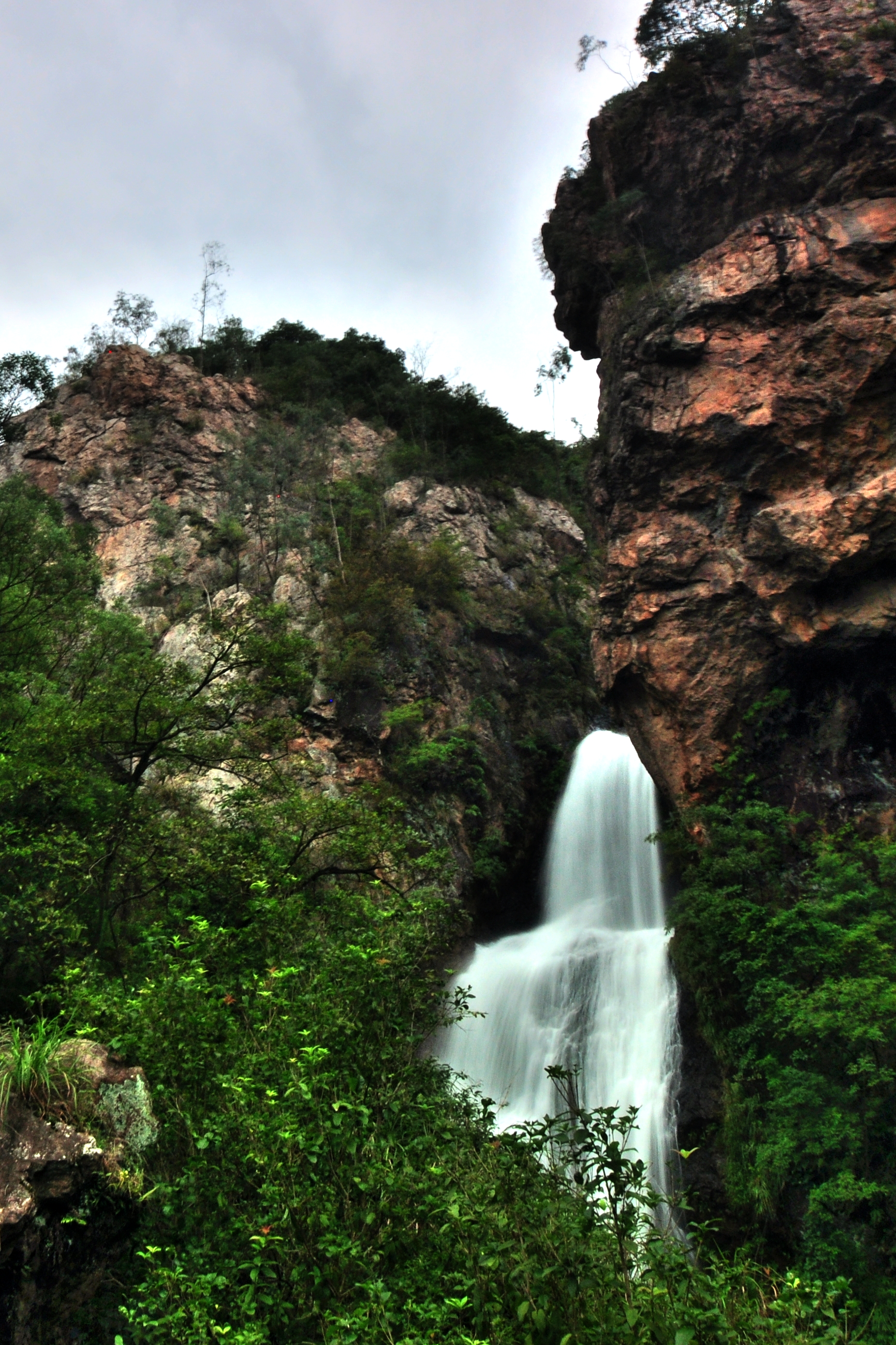 梅雨潭,是位于浙江温州市瓯海区 a target="_blank" href="/item/仙岩