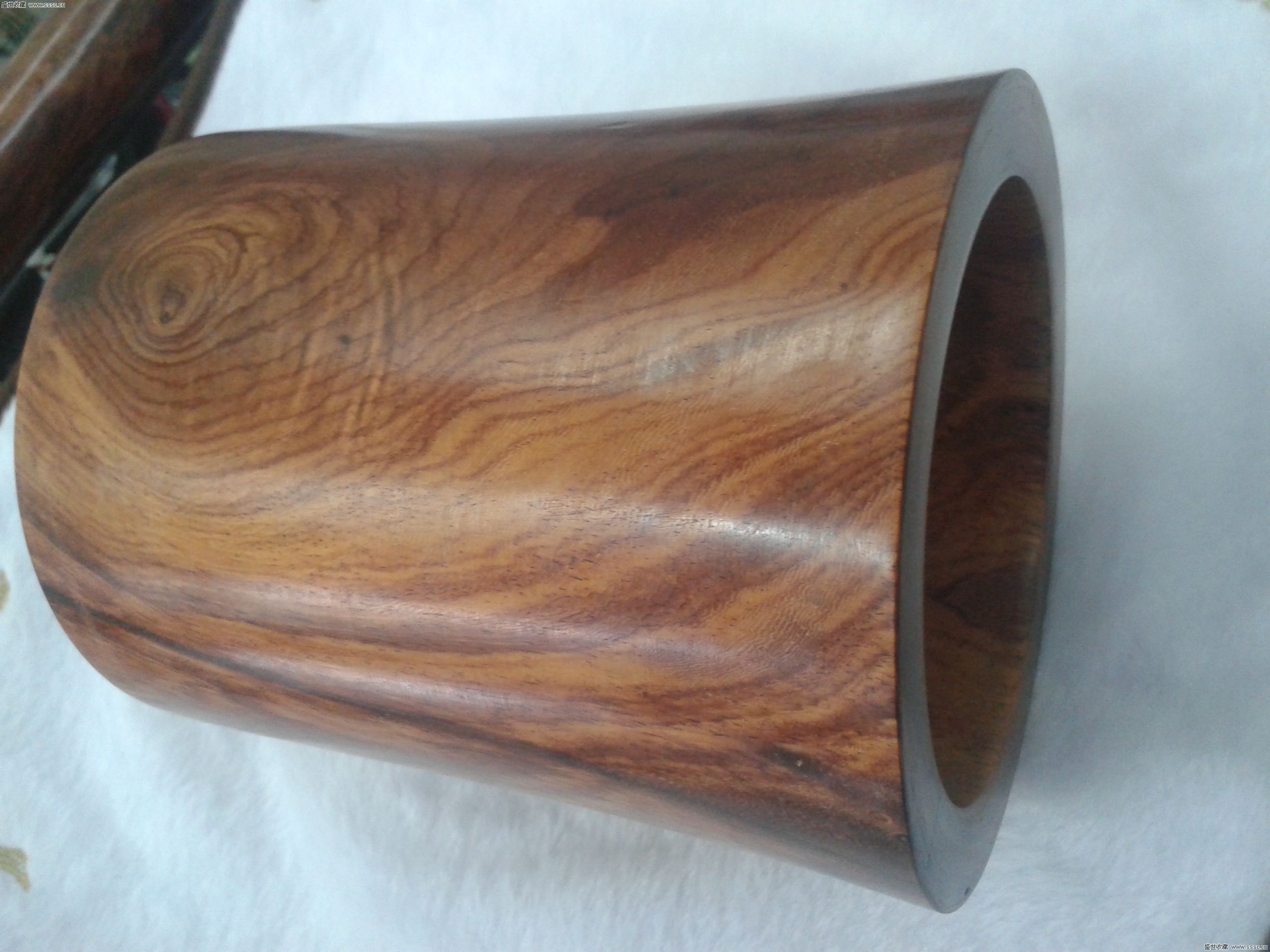 敞口,圆腹,平足;形制端庄典雅,器物表面光素无纹,材质为黄花梨,通体有