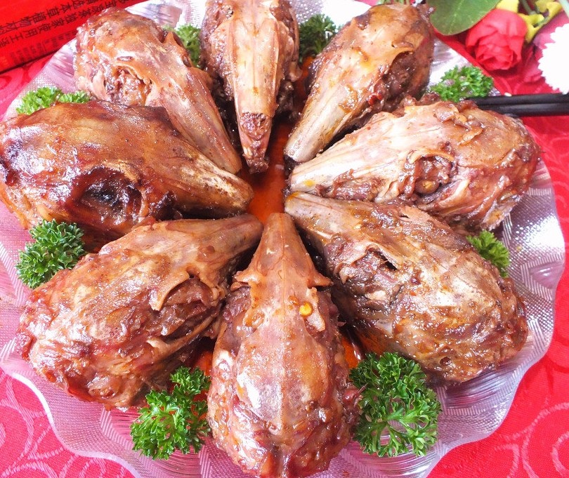  p>红烧兔首是一道以兔子等为主要食材制作的蒙阴菜. /p>