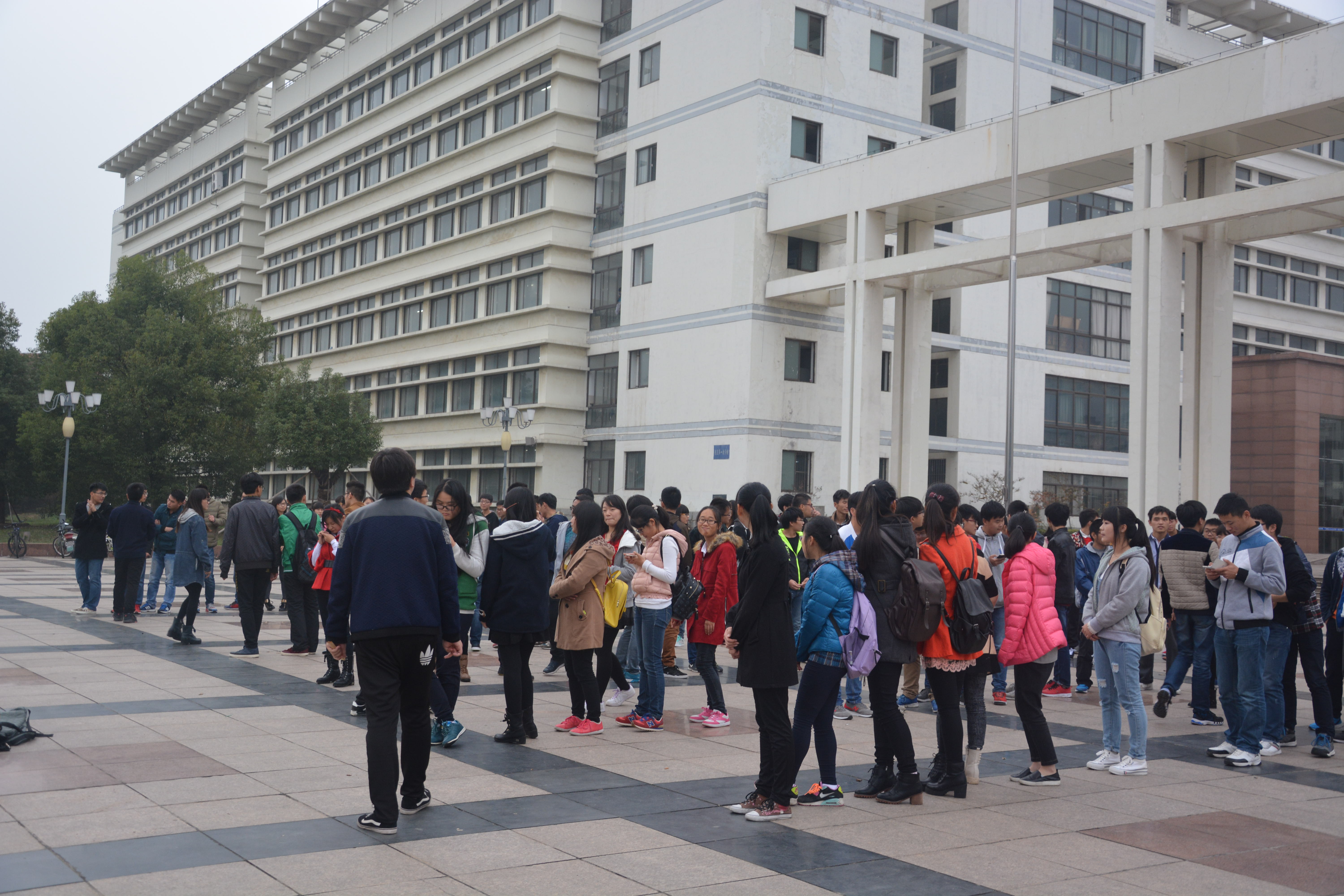 围绕学校中心工作,团结全校同学,发挥桥梁纽带作用,为全校同学成长