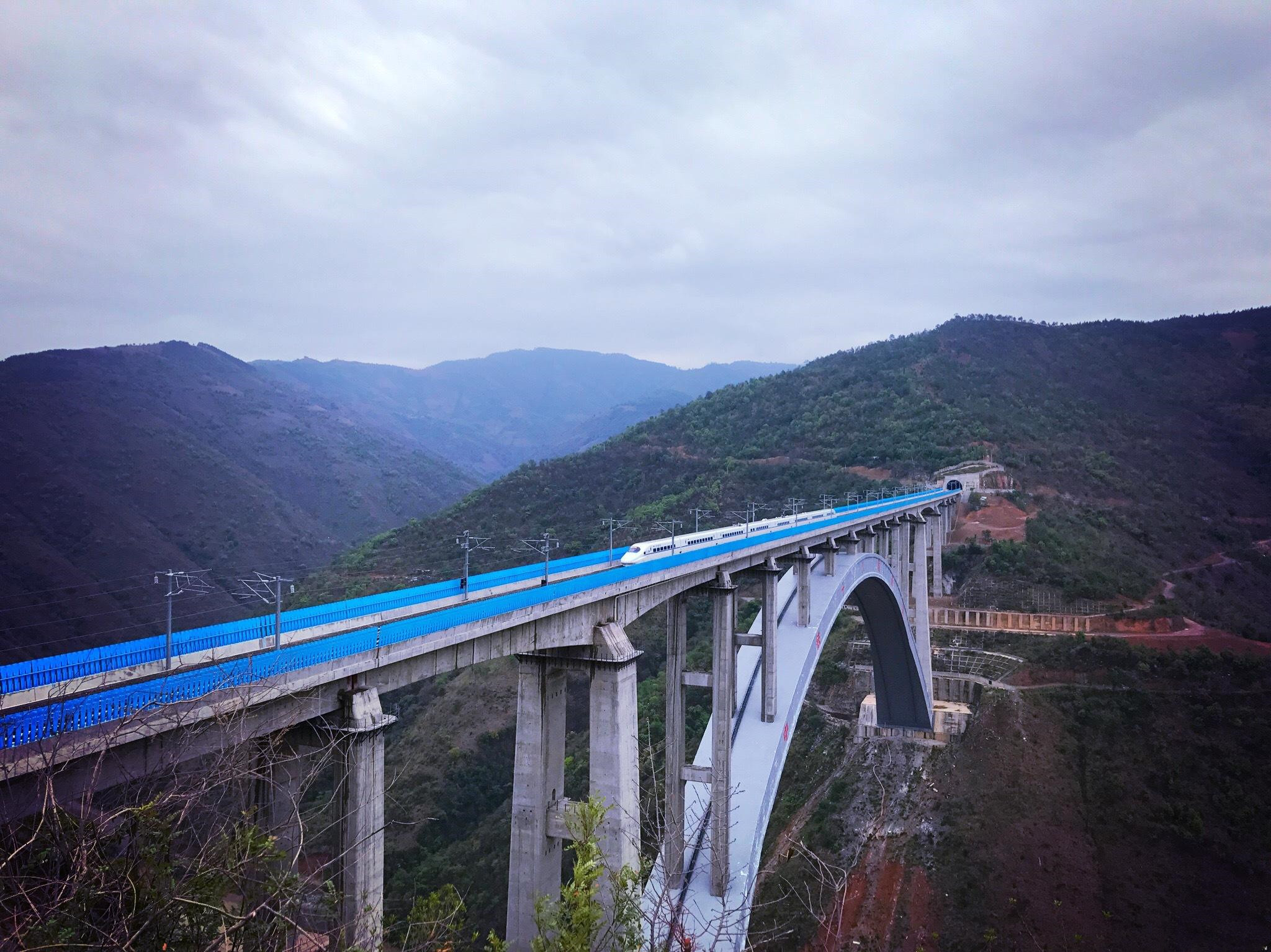  p>南昆高速铁路(nanning-kunming high-speed railway),简称南昆高铁