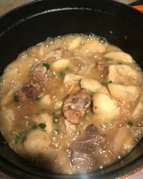  p>芋头炖鸡肉是一道菜品,主料是鸡肉,配料是胡萝卜等,调料为食用油