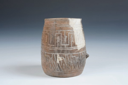 <p>白金宝遗址出土的篦纹筒形罐