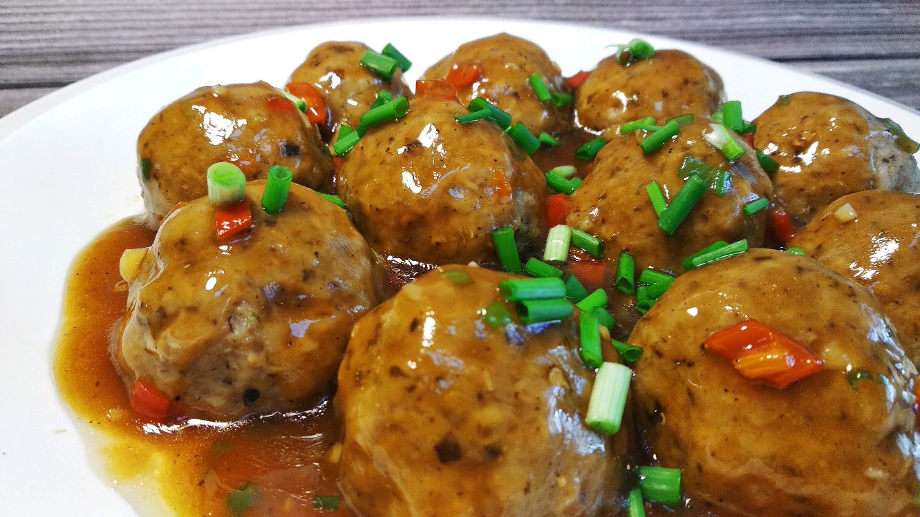 藕香狮子头是一道美食,主要制作原料有莲藕,猪肉糜等.