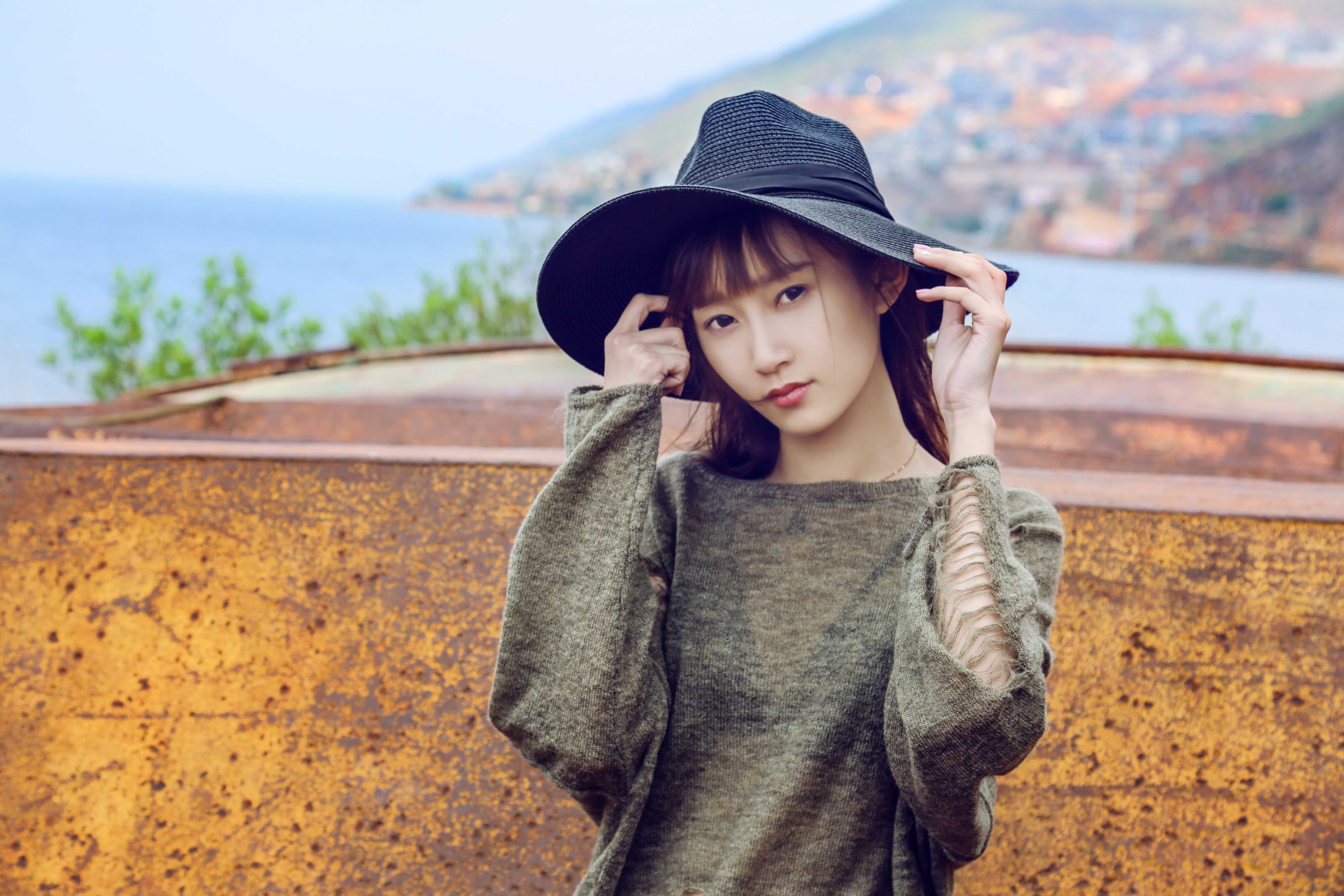 魏小也(又名鳕熊),毕业于沈阳音乐学院,后考