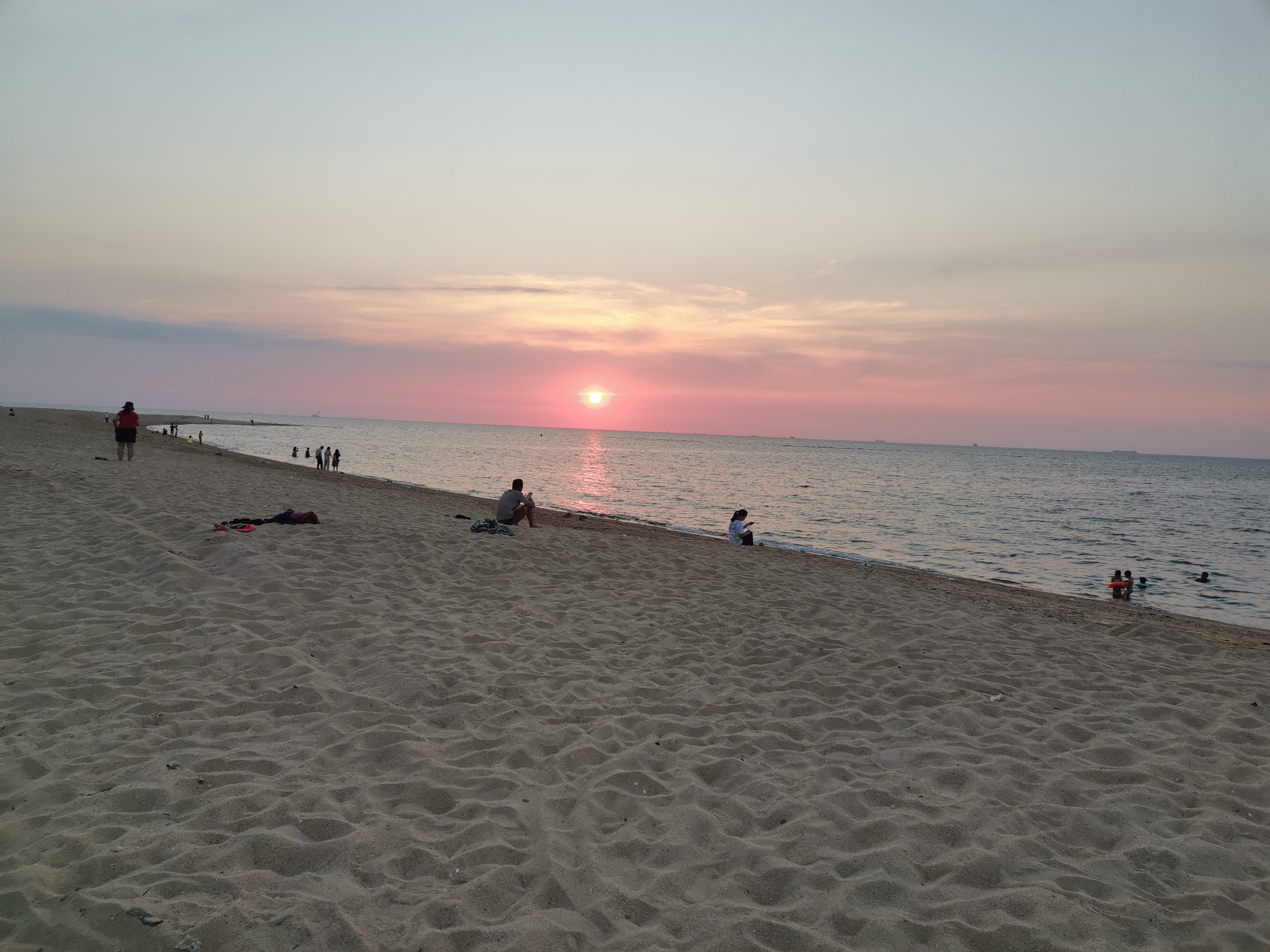 >龙港海滩位于海南省 a target="_blank" href="/item/儋州市/535726"