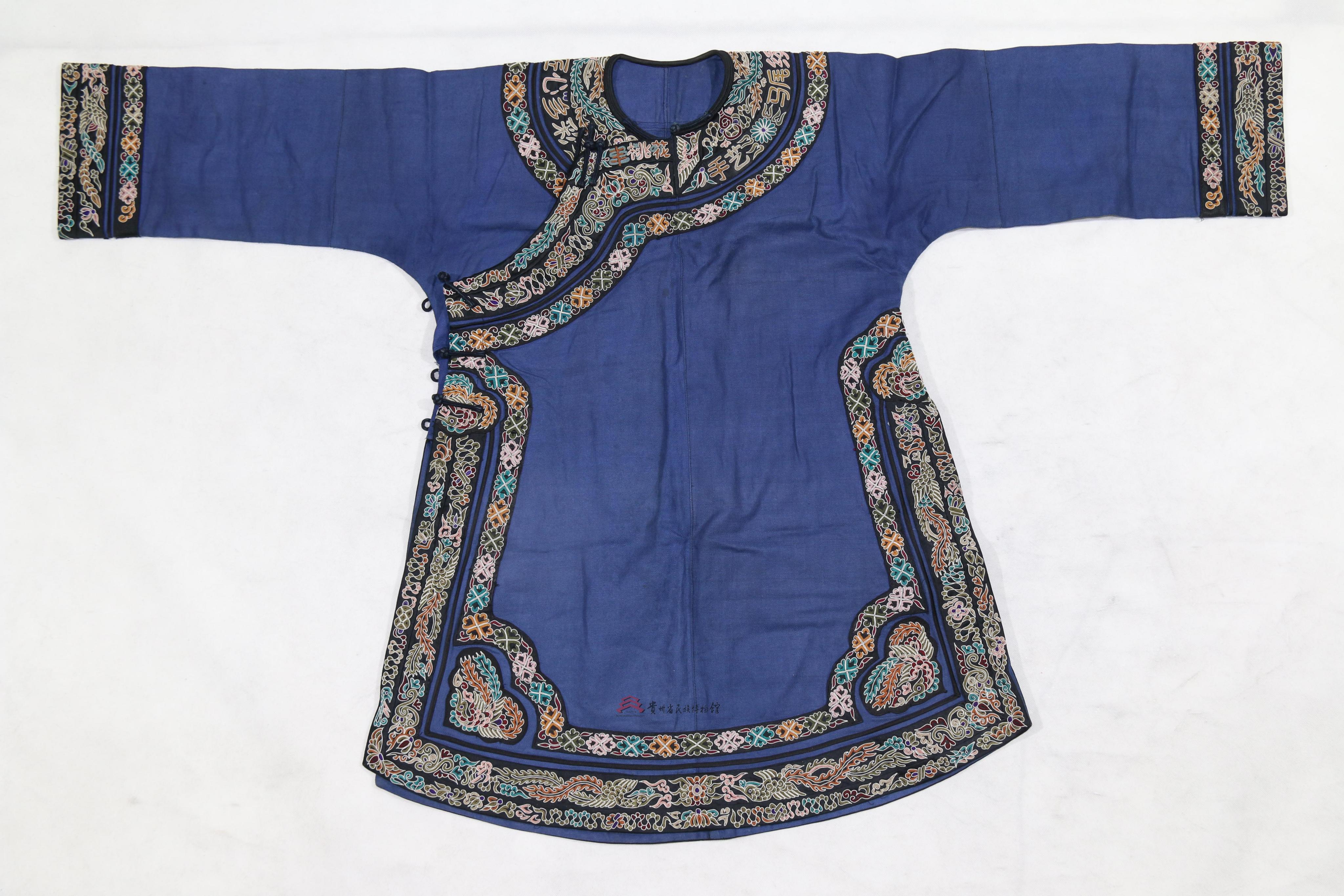 当代三都水族马尾绣花鸟纹字纹右衽女上衣