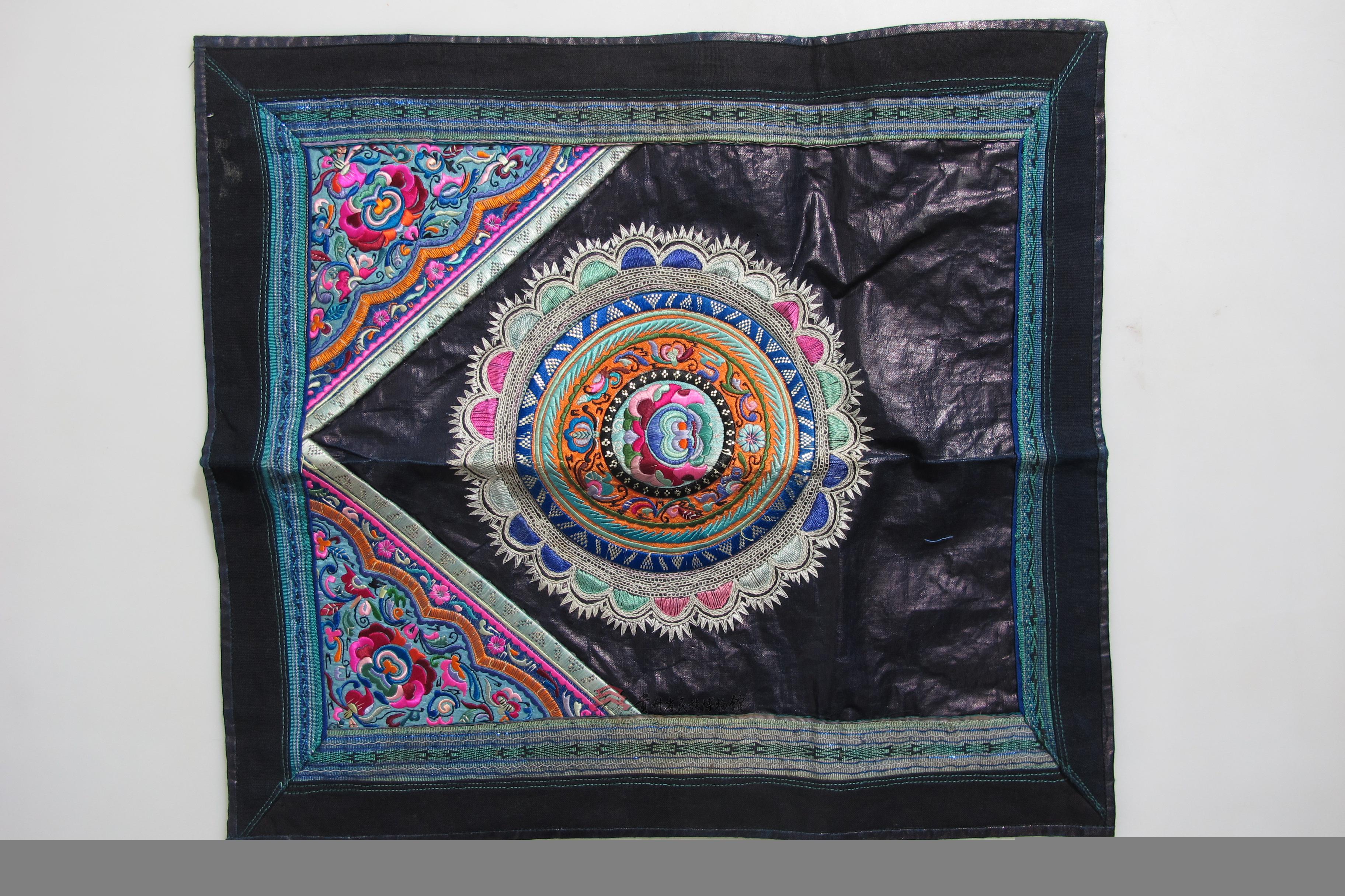 当代黎平侗族破线绣太阳花纹背带盖