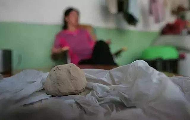 “吃土奇人”樊千荣：把泥土当成零食吃，连续吃了55年，如今咋样_百科TA说