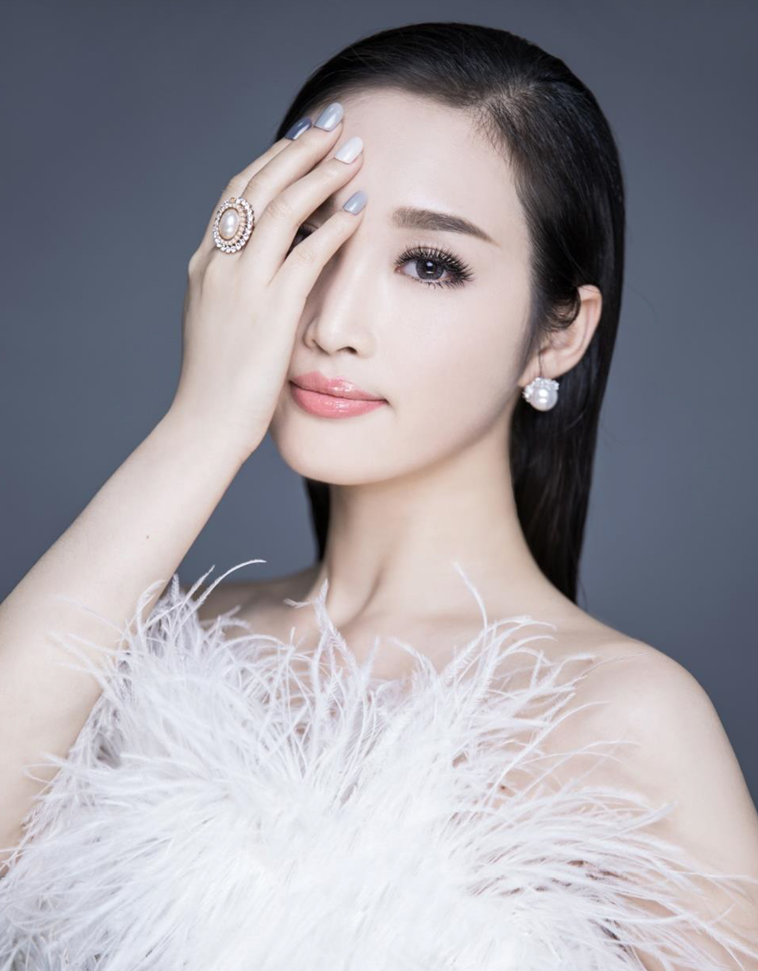 ">王雪纯,1996年出生于河南新乡,毕业于北京电影学院,中国内地女演员