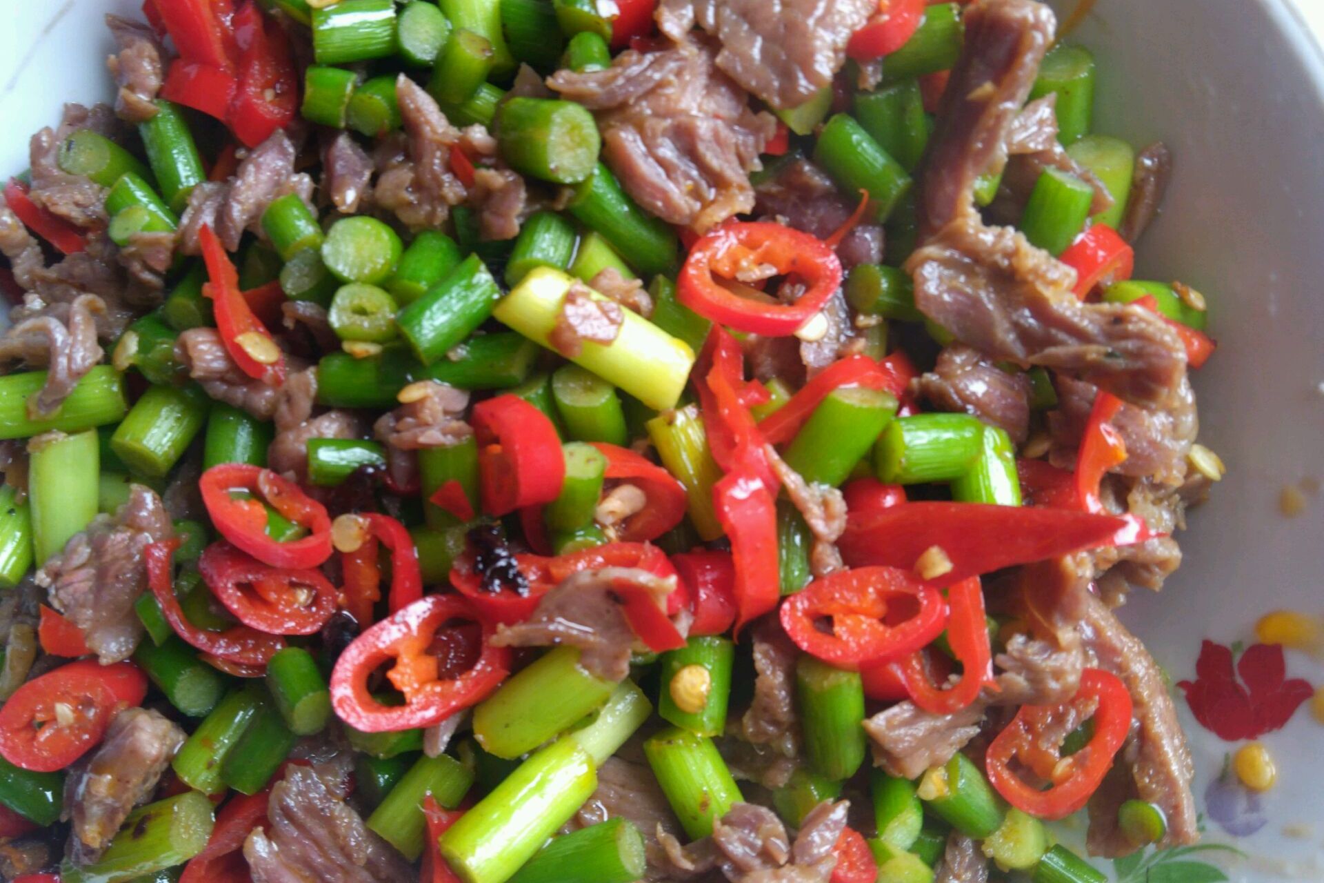  p>蒜苗炒牛肉属于家常菜谱,主要原料是牛肉 ,蒜苗 ,日本小青瓜,口感