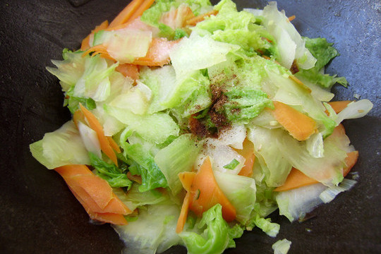  p>白菜炒胡萝卜是一道以 a href="#" data-lemmaid="14842">白菜 /a>