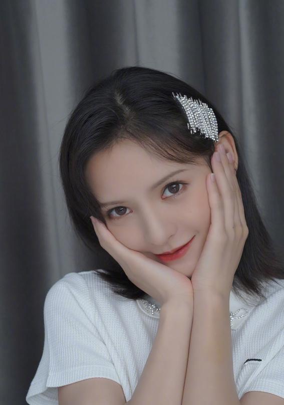  p data-id="go0950yw25">仇琳琳(网名:甜仇),1997年12月17日出生于