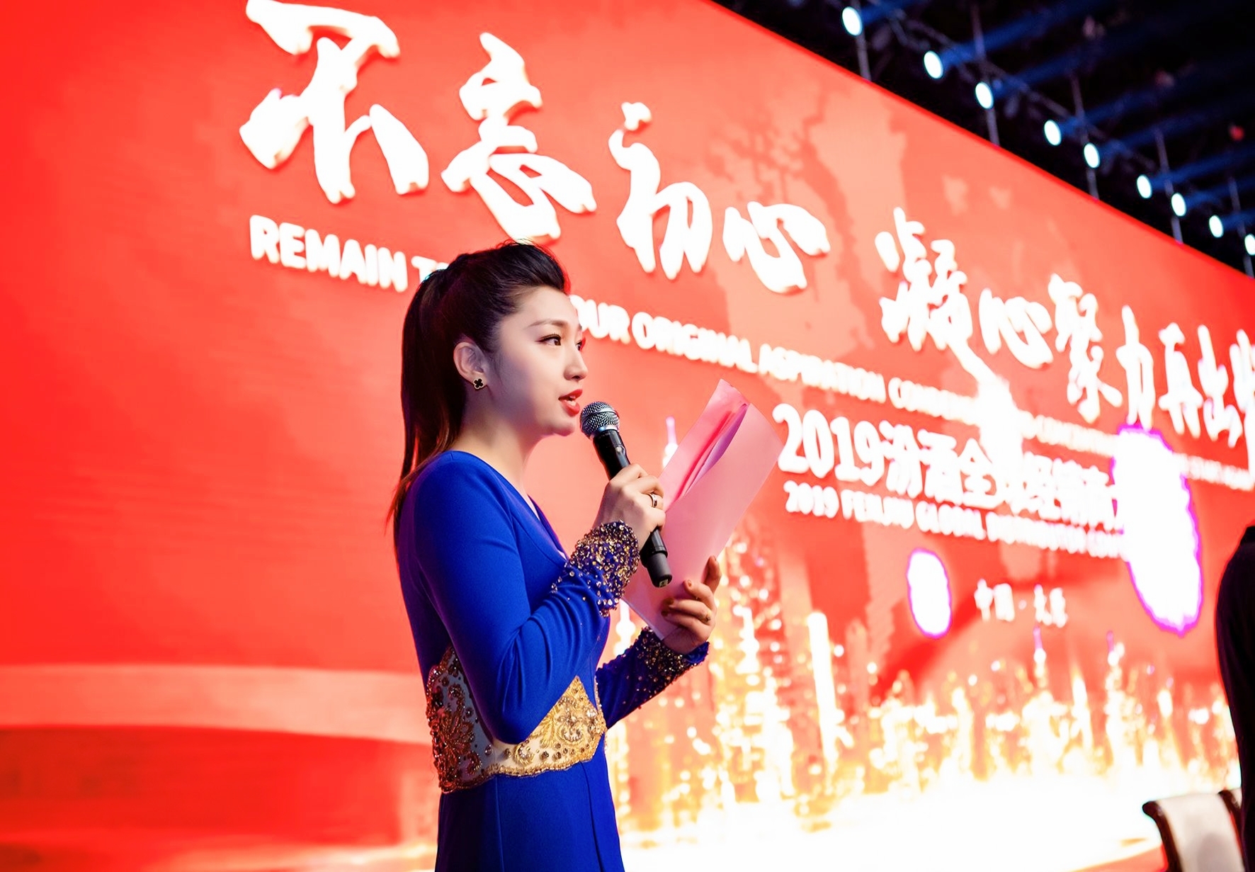  p>雷璐,出生于山西省太原市,中国内地双语主持人,记者,播音员 ,先后