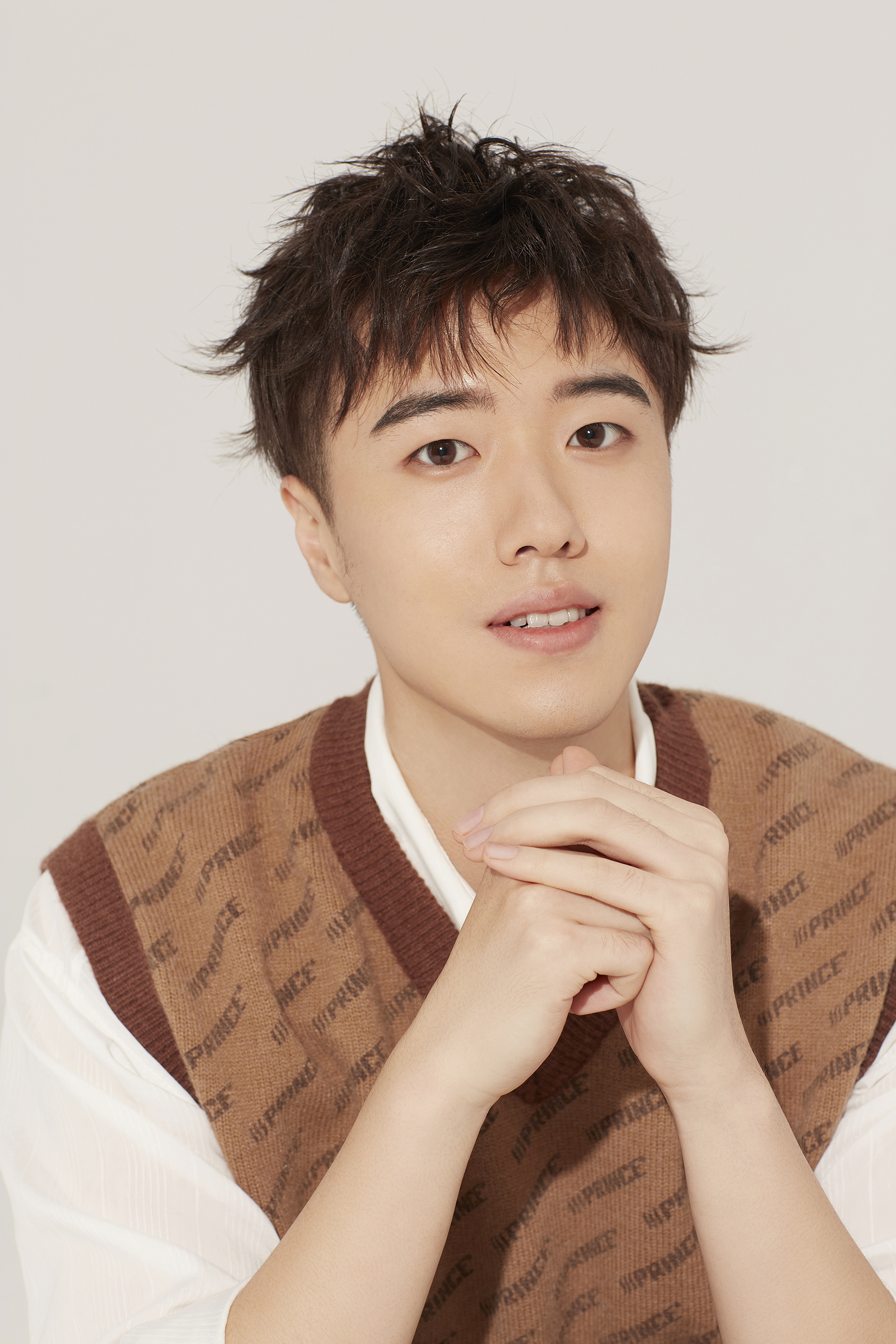 1993年10月6日出生于辽宁省鞍山市,中国内地影视男演员,毕业于 a