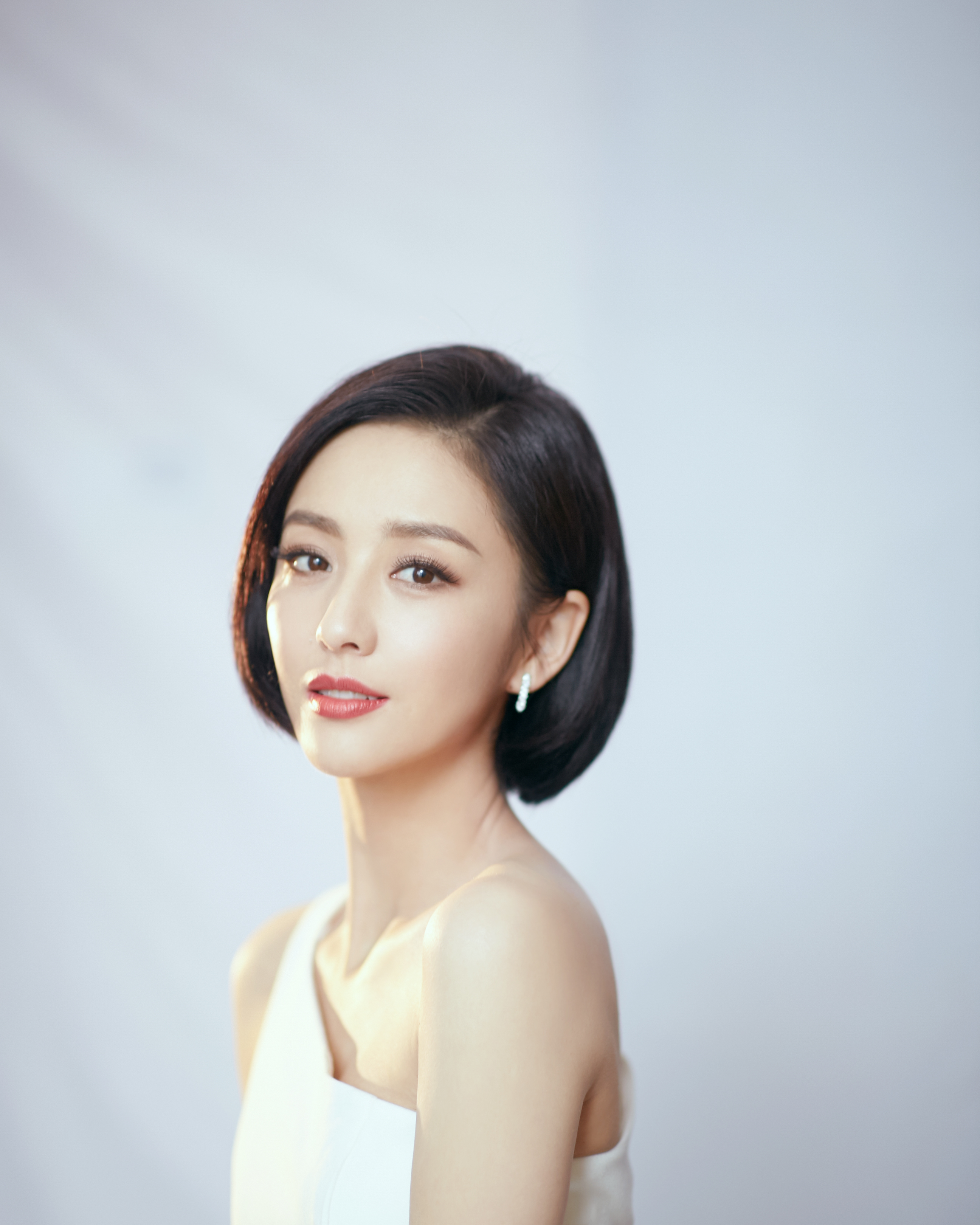  p>佟丽娅,1983年8月8日出生于新疆伊犁察布查尔,中国内地影视女演员