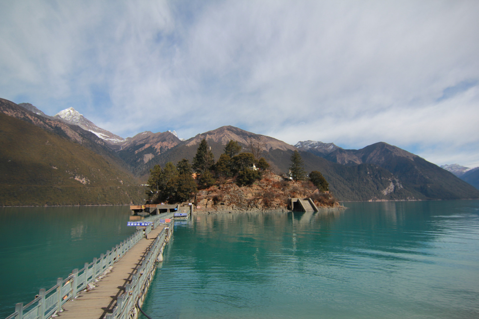 data-lemmaid="5866471">工布江达县 /a>巴松措景区,是其核心旅游资源