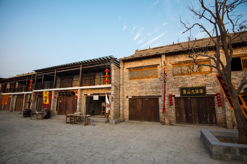  p>七贤民俗村(原锦绣云台温泉山庄),是一处以民俗小吃,河南非遗,室内