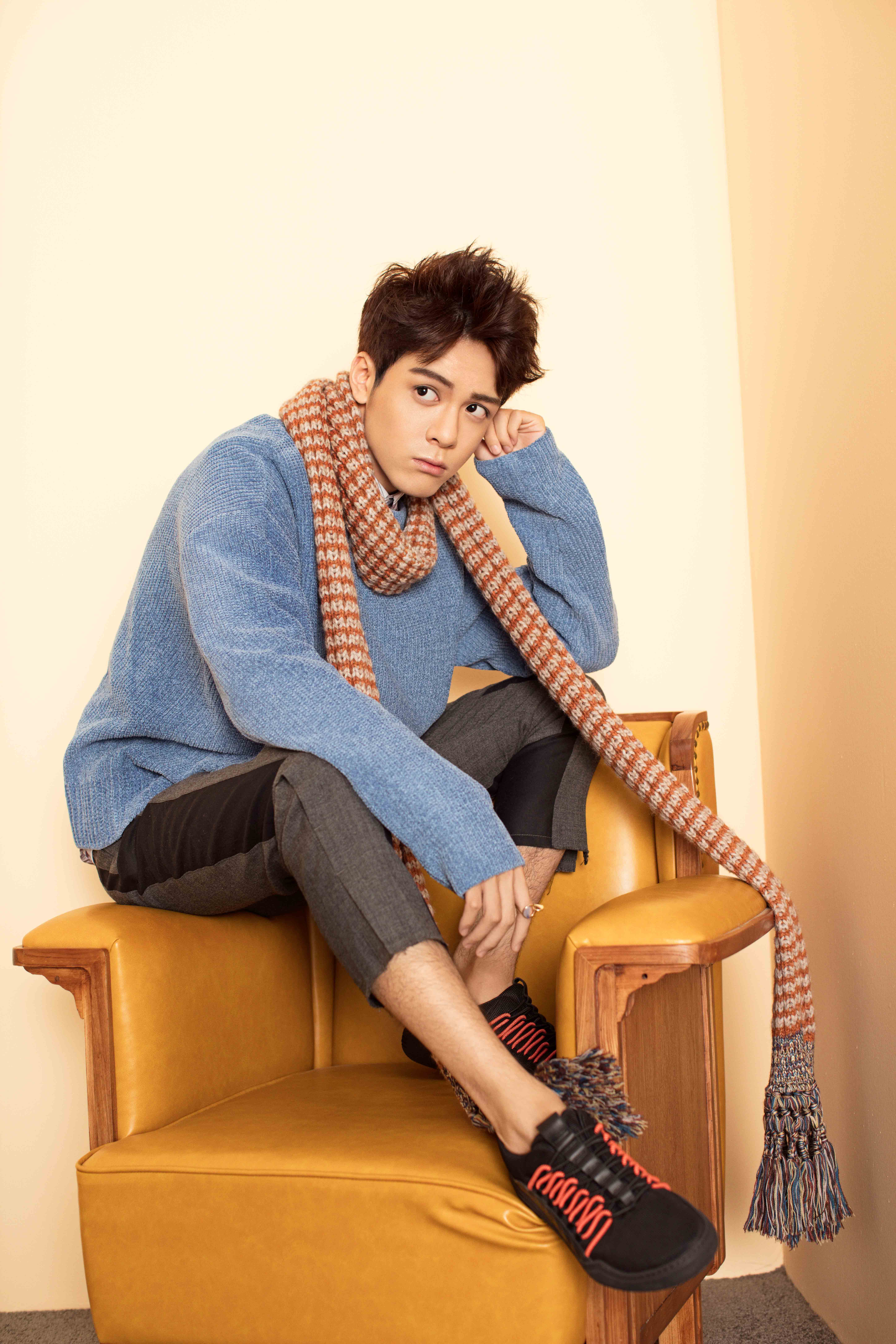 i>,原名曾威航,1996年10月9日出生于广东省深圳市,中国内地影视男演员