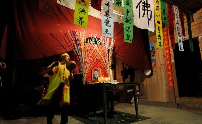  p>打绕棺,又称"穿花舞","跳丧舞","打安庆","穿丧堂"等,由佛教法事