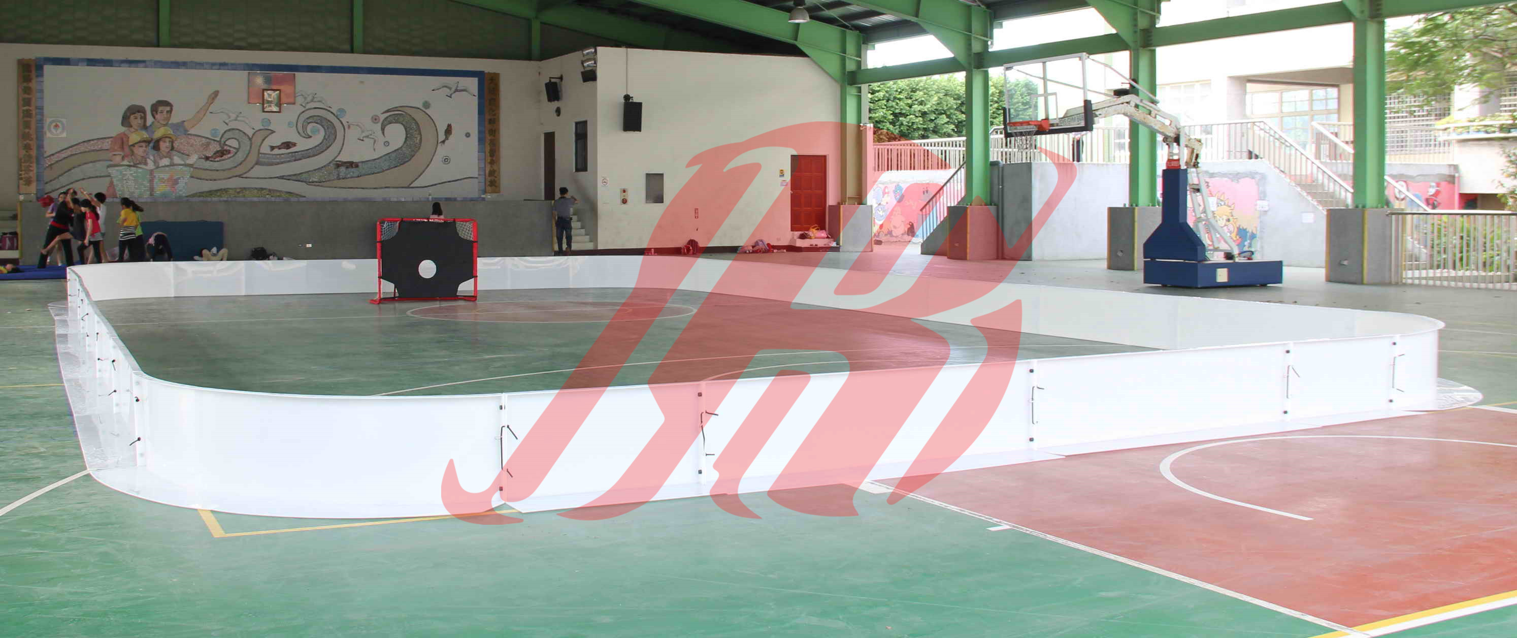 2014年6月,陈新在上海成立的第一支中国旱地冰球大学生国家队走出国门