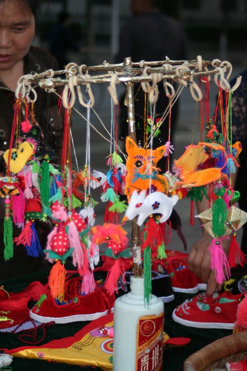  p>高陵扎花是一种刺绣和布艺相结合独特的传统工艺形式,它的一些品种