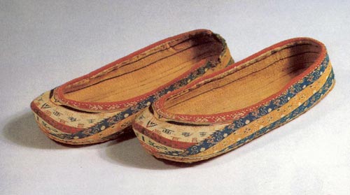  p>"足下蹑丝履,头上玳瑁光",这是汉乐府《孔雀东南飞》中的诗句.