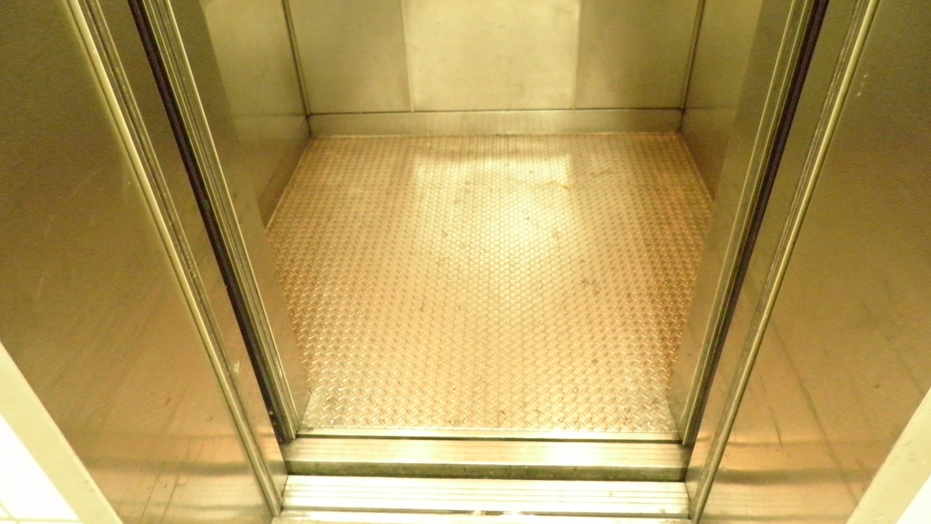  p data-id="go08x71c7e">电梯地板就是铺在电梯轿底板上的地面 a