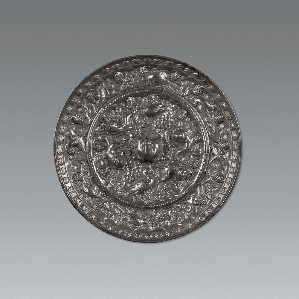 孔雀瑞兽葡萄镜