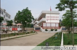  p>龙南县杨村中学,简称杨村中学,又称为杨中,创办于1957年,校址位于 